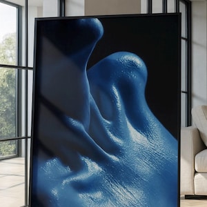 Könnte beinhalten: Gerahmter Kunstdruck, der eine menschliche Form in Blautönen zeigt. Das Kunstwerk konzentriert sich auf die Kurven und Texturen des Körpers und erzeugt ein Gefühl von Tiefe und Form. Das Stück wird in einem modernen Innenraum präsentiert.