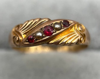 Antique Edwardian Gold Ring with Garnet and seed pearls