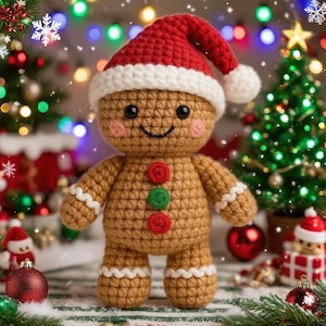 Könnte beinhalten: Gehäkelte Lebkuchenmann-Puppe mit rotem und weißem Weihnachtsmannhut. Die Puppe hat ein lächelndes Gesicht, rosa Wangen und drei bunte Knöpfe. Weiße Verzierungen akzentuieren die Arme und Beine. Weihnachtsdekorationen und Lichter im Hintergrund.