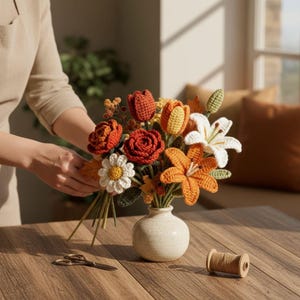 Op de afbeelding: Een set van drie keramische mokken met een gespikkelde, matte afwerking. De mokken zijn in tinten crème, lichtgrijs en donkergrijs. Elke mok heeft een eenvoudig, minimalistisch ontwerp, perfect voor koffie of thee.