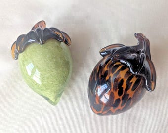 Lotto di 2 fermacarte in vetro soffiato pesante a forma di ghianda, decorazione autunnale, arancione e verde, maculati.