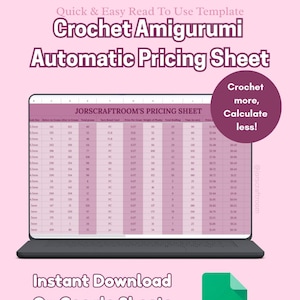 Può includere: Grafica rosa che promuove un foglio prezzi automatico per amigurumi all'uncinetto. L'immagine mostra un laptop che visualizza un foglio di calcolo, con il testo "Download istantaneo su Google Sheets". È presente anche un'icona verde di Google Sheets.