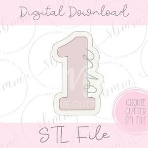 Puede incluir: Un archivo STL de descarga digital para un cortador de galletas con forma de número uno. El diseño presenta un número uno de color rosa claro con la palabra one escrita en letra cursiva verde en el lado derecho del dígito. El fondo es blanco.