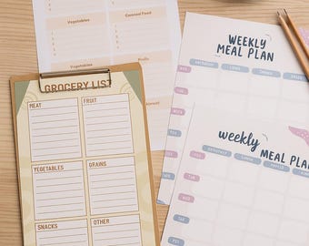 Puede incluir: Un conjunto de artículos de papelería para la planificación y organización. Incluye un portapapeles con una "Grocery List" y una hoja de "Weekly Meal Plan". También hay una taza de café y lápices.