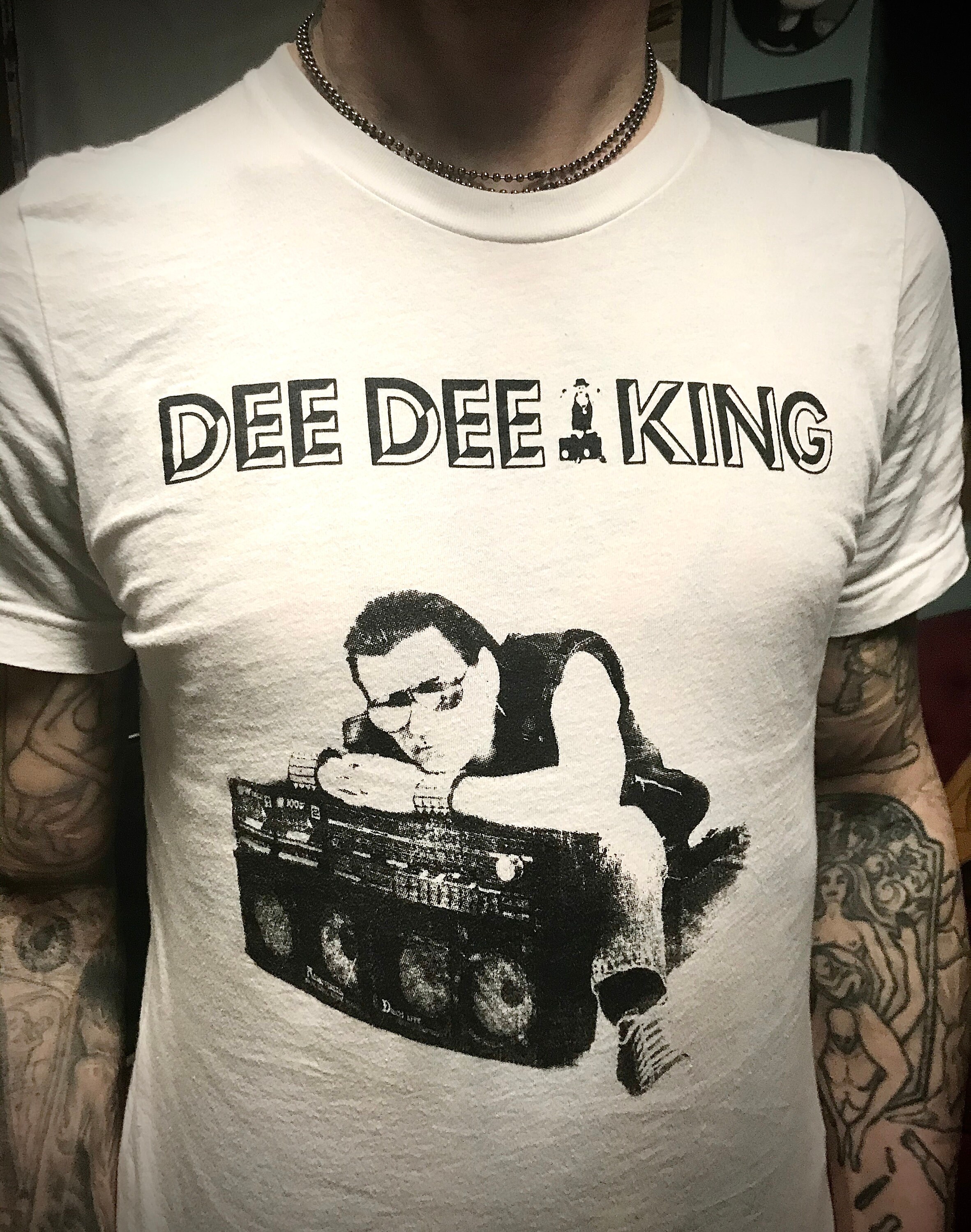 Dee Dee King T-Shirt. Uit de mouw van 