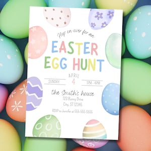 Peut inclure: Une invitation à une chasse aux œufs de Pâques avec des œufs aux couleurs pastel en arrière-plan. L'invitation présente le texte "Easter Egg Hunt" en lettres colorées, ainsi que la date, l'heure et le lieu.