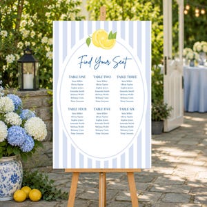 Puede incluir: Un letrero rectangular vertical de distribución de asientos para bodas con un fondo de rayas verticales azul claro y blanco. El letrero muestra el texto Find Your Seat en letra azul sobre una lista de seis mesas con nombres, coronado por un gráfico de limón.