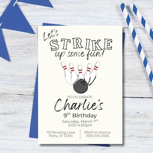 Może przedstawiać: Zaproszenie na urodziny w stylu kręgli z tekstem "Let's STRIKE up some fun!" i "Charlie's 9th Birthday." Zaproszenie zawiera grafikę kręgli i kuli, niebieskie akcenty i szczegóły imprezy.