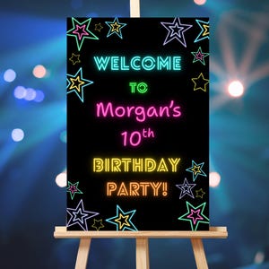 Letrero de bienvenida con estrellas de neón para fiesta de cumpleaños (plantilla editable de Canva de 24 x 36 pulgadas), PPD922