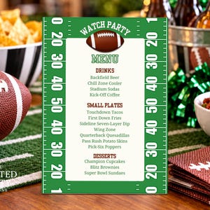 Könnte beinhalten: Ein rechteckiges Menüschild mit einem grünen Footballfeld-Design, weißen Yard-Linien, einer braunen Football-Grafik und dem Text WATCH PARTY MENU mit Abschnitten für Getränke, kleine Teller und Desserts, die verschiedene Speisen auflisten.