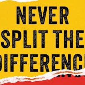 Könnte beinhalten: Ein Buchcover mit dem Titel "NEVER SPLIT THE DIFFERENCE" in großen, fetten, schwarzen Buchstaben auf gelbem Hintergrund. Der untere Rand hat einen zerrissenen Papiereffekt.