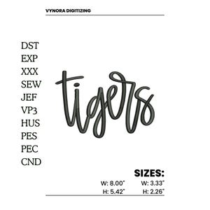 Könnte beinhalten: Schwarzer kursiver Text "tigers" auf weißem Hintergrund. Das Bild enthält den Text "VYNORA DIGITIZING" oben und Größenangaben: B: 20,32 cm, B: 8,46 cm, H: 13,77 cm, H: 5,74 cm.