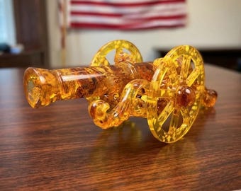 Escultura de ámbar báltico Cannon - Fabricada en EE. UU. / KIZIMA®