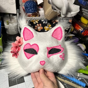 Máscara de gato Therian con forma de corazón rosa: piel sintética, flores y buena visión.