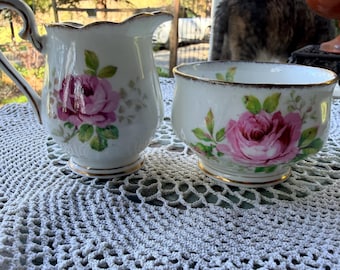 Set vintage di lattiera e zuccheriera "modello American Beauty" di Royal Albert Fine Bone, Inghilterra, da collezione.