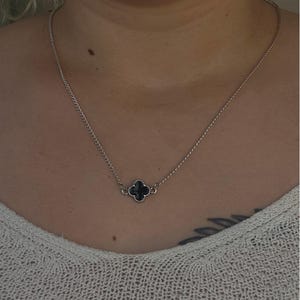 Schwarzer Klee Anhänger – Vierblättriges Kleeblatt mit schwarzem Stein – Minimalistischer Schmuck – Geschenk für Sie – Elegante Halskette für jeden Tag