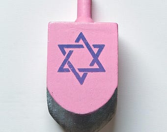 Dreidel grande de madera rosa pintado a mano para Hanukkah, regalo de Janucá, decoración judía para el hogar, regalos judíos, decoración de la Estrella de David