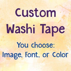 Peut inclure: Un graphique carré avec un fond aquarelle jaune clair présentant le texte violet foncé Custom Washi Tape et le texte bleu You choose: Image, Font, or Color. Le design est centré et utilise une police de caractères sans empattement.