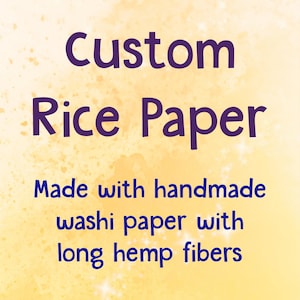 Könnte beinhalten: Eine quadratische Grafik mit hellgelbem Aquarellhintergrund und dunkelviolettem Text, der lautet: Custom Rice Paper. Made with handmade washi paper with long hemp fibers. Das Design weist einen weichen, gesprenkelten Texturverlauf auf dem Hintergrund auf.