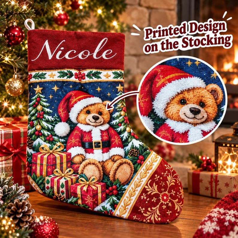 Pode incluir: Uma meia de Natal vermelha e azul com o nome Nicole em letra branca. A meia exibe um urso de peluche com gorro e fato de Pai Natal, rodeado por &aacute;rvores de Natal, presentes e estrelas. O texto diz Printed Design on the Stocking.