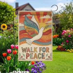 Puede incluir: Una bandera de jardín con una paloma blanca que lleva una rama de olivo, con las palabras "ESPERANZA, COMPASIÓN, BONDAD, ARMONÍA, AMOR" en sus alas. La bandera también tiene las palabras "CAMINA POR LA PAZ" en letras coloridas sobre un fondo de puesta de sol.