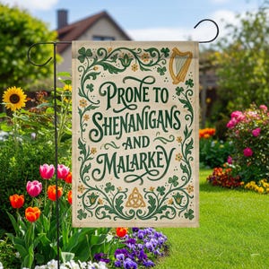Può includere: Una bandiera da giardino con la scritta "Prone to Shenanigans and Malarkey". La bandiera presenta trifogli verdi, decorazioni floreali e un'arpa dorata su sfondo beige. La bandiera è esposta in un giardino.