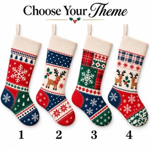 Pode incluir: Quatro meias de Natal numeradas de 1 a 4, com padr&otilde;es variados incluindo flocos de neve, renas, xadrez e azevinho. As meias t&ecirc;m um punho cor de creme e est&atilde;o decoradas com motivos festivos em vermelho, verde, azul e branco.