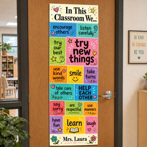 Könnte beinhalten: Ein vertikales, rechteckiges Klassenzimmerschild mit cremefarbenem Hintergrund und bunten Textblöcken. Das Schild enthält den Text In This Classroom We, try new things, encourage others, listen carefully, try our best, use kind words, smile, take turns, take care of others, help each other, say sorry, are respectful, use manners, have fun, learn, laugh und Mrs. Laura.