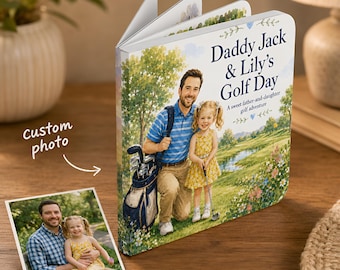 Pode incluir: Um livro infantil personalizado intitulado "Daddy Jack & Lily's Golf Day" com uma foto personalizada. A capa mostra um pai e uma filha num campo de golfe. O título do livro está numa fonte decorativa, com a legenda "Uma doce aventura de golfe pai-filha."