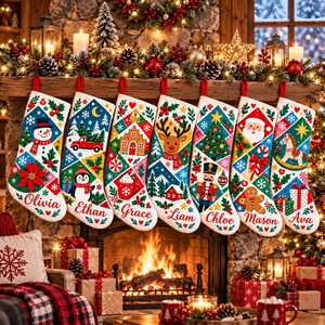 Op de afbeelding: Zeven witte kerstsokken hangen op een rij, elk met kleurrijke vakantiepatronen waaronder een sneeuwpop, vrachtwagen, peperkoekhuisje, rendier, notenkraker, de Kerstman en een hobbelpaard, met de namen Olivia, Ethan, Grace, Liam, Chloe, Mason en Ava.