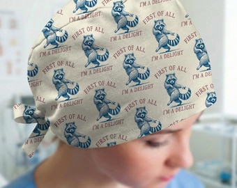 Gorro quirúrgico con meme de mapache: Primero que todo, soy una delicia. Gorro quirúrgico divertido, regalo de enfermera.