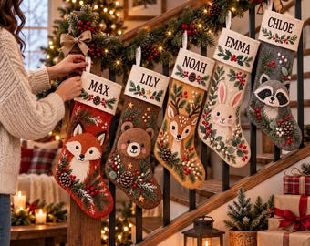 Pode incluir: Cinco meias de Natal personalizadas penduradas num corrimão de escada. Cada meia apresenta um animal da floresta diferente: raposa, urso, veado, coelho e guaxinim, com os nomes Max, Lily, Noah, Emma e Chloe bordados nos punhos.