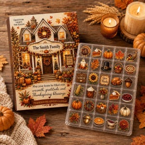 Può includere: Un calendario dell'Avvento del Ringraziamento con un'illustrazione di una casa, il testo The Smith Family e May your home be filled with warmth, gratitude, and Thanksgiving blessings, e un vassoio trasparente con ventiquattro ciondoli.