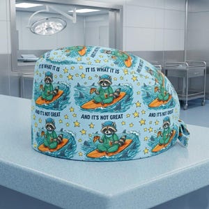 Gorro quirúrgico de mapache: gorro médico azul claro con frase sarcástica. imagen 1
