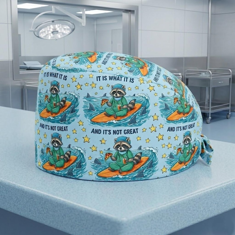 Gorro quirúrgico de mapache: gorro médico azul claro con frase sarcástica. imagen 1