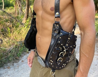 Funda negra de cuero genuino con bolsas y llaveros ⎮ Funda de festival con bolsillos / Funda unisex Burning Man