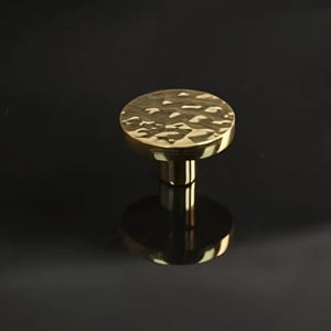 Knobelle Auréa – Hammered Brass Cabinet Knob Collection