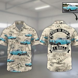 Op de afbeelding: Lichtbeige overhemd met een herhaald patroon van vintage blauwe auto's en Route 66-borden. De achterkant van het shirt heeft een grote afbeelding met een blauwe auto en de tekst "THIS IS HOW I ROLL".