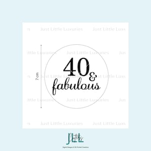 Può includere: Un cerchio bianco di 7 cm di diametro con la scritta "40 & fabulous" in nero. L'immagine include anche il testo "Just Little Luxuries" e il logo di "JHL Clutters".