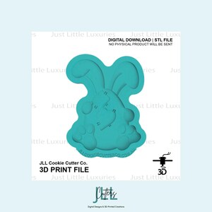 Può includere: Un tagliabiscotti a forma di coniglio turchese stampato in 3D. Il tagliabiscotti ha un design dettagliato con tratti del viso e impronte di zampe. Il testo sull'immagine recita "JLL Cookie Cutter Co. 3D PRINT FILE" e "DOWNLOAD DIGITALE | FILE STL NESSUN PRODOTTO FISICO VERRÀ INVIATO".