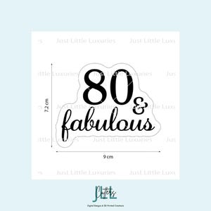 Puede incluir: Gráfico en blanco y negro con el texto "80 & fabulous". El diseño mide aproximadamente 7,2 cm de alto y 9 cm de ancho. Las palabras están en una fuente estilizada. La imagen es un diseño digital.
