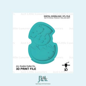 Può includere: Un file di stampa 3D color turchese di un tagliabiscotti a forma di pulcino che esce da un uovo. Il testo "DOWNLOAD DIGITALE | FILE STL NESSUN PRODOTTO FISICO VERRÀ INVIATO" è in alto. La parte inferiore dell'immagine contiene il testo "JLL Cookie Cutter Co. FILE DI STAMPA 3D".