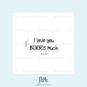 Può includere: Un design di testo nero che recita "I love you BERRY much" con misure di 2,4 cm di altezza e 5,5 cm di larghezza. Il design è su sfondo bianco con le parole "Just Little Luxuries" ripetute.