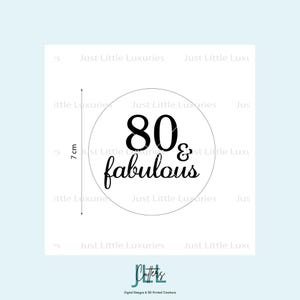 Puede incluir: Un círculo blanco con el texto "80 & fabulous" en escritura negra. El círculo tiene 7 cm de diámetro. La imagen también incluye el texto "Just Little Luxuries" y un logotipo.
