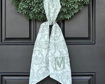 Écharpe couronne personnalisée | Accroche-porte monogramme damassé sauge | Décoration de porte d'entrée inspirée de l'héritage
