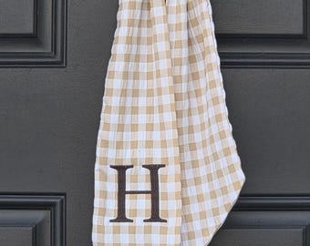 écharpe personnalisée en forme de guirlande Vichy | Accroche-porte monogramme neutre | Décoration de style chalet