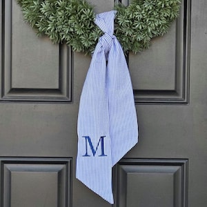 Faja con monograma de corona / Raya de seersucker azul, inicial bordada