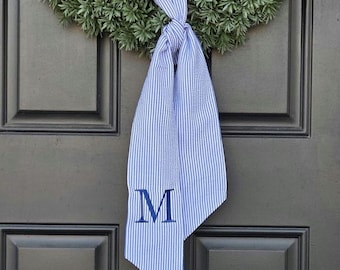 Ceinture couronne monogramme | Rayure seersucker bleue, initiale brodée