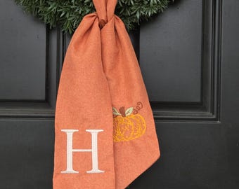 Écharpe couronne d'automne – Noeud monogramme citrouille | Décoration de porche orange personnalisée | Accent de couronne de Thanksgiving