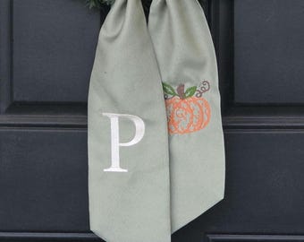Couronne d'automne vert sauge - Citrouille et monogramme | Décoration de porche personnalisée | Noeud de Thanksgiving
